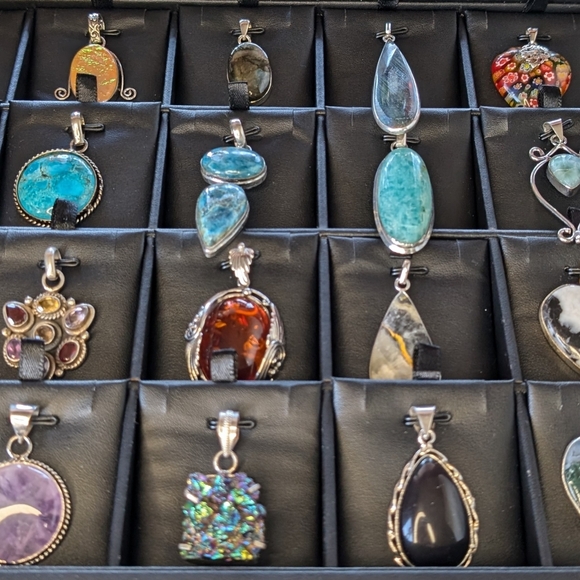 Pendants LIVE LISTING - Picture 6 of 8